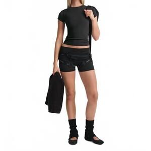 NEW NIKESKIMS ribbed seamless short sleeve top in nskm obsidian/nskm armor